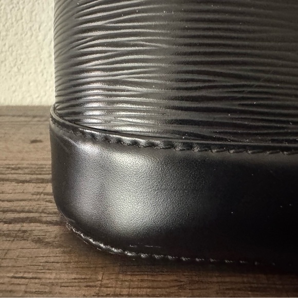 Louis Vuitton Epi Alma GM Black Handbag - Picture 5 of 10